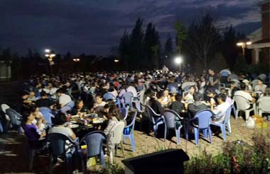 夜幕降临，烧烤大趴开始！